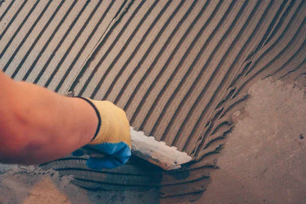 Çini eserler karşı karşıya evde çalışır