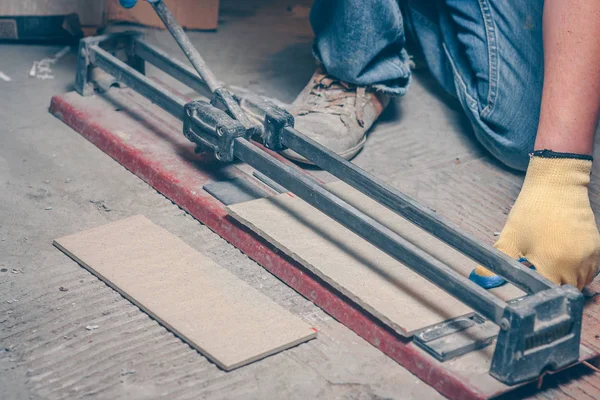 Kiremitçi el kiremit kesici ile karo yere keser.