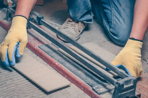 İş bitirme manuel kiremit kesici, kiremitçi kullanır