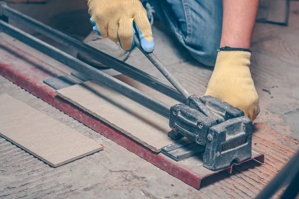 İş bitirme manuel kiremit kesici, kiremitçi kullanır