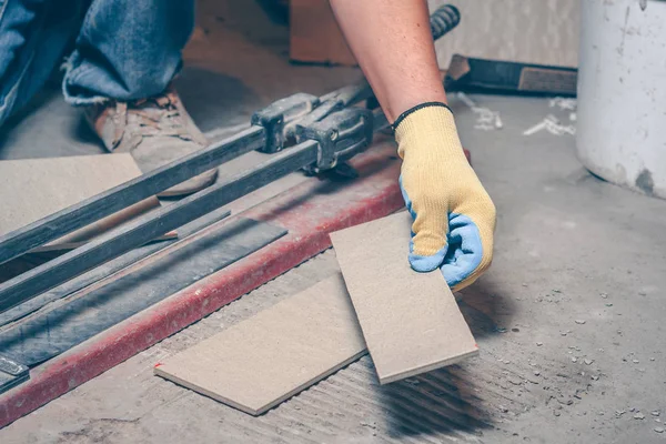 Kiremit katta kesti, alt döşeme gerekli parça alır