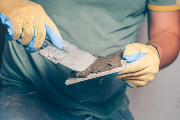 İş bitirme evde, yerde fayans döşeme