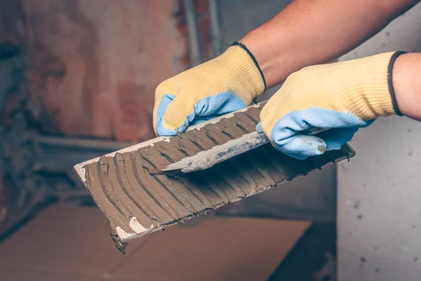 Çini eserler karşı karşıya evde çalışır