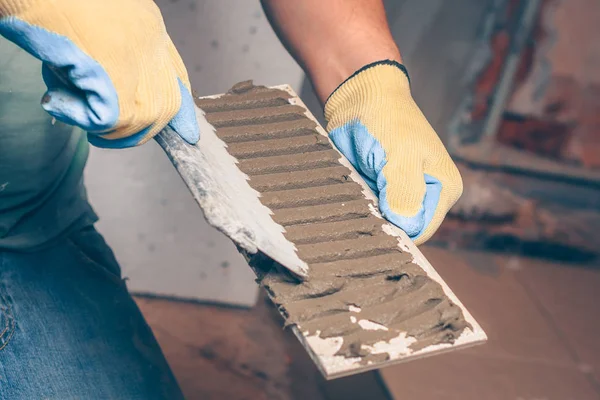 Kirişler elinde tutkal ile dar fayans, terbiye işleri