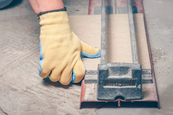 Kiremitçi el kiremit kesici ile karo yere keser.