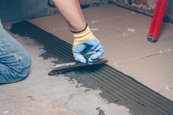 kiremitçi elinde çentikli mala