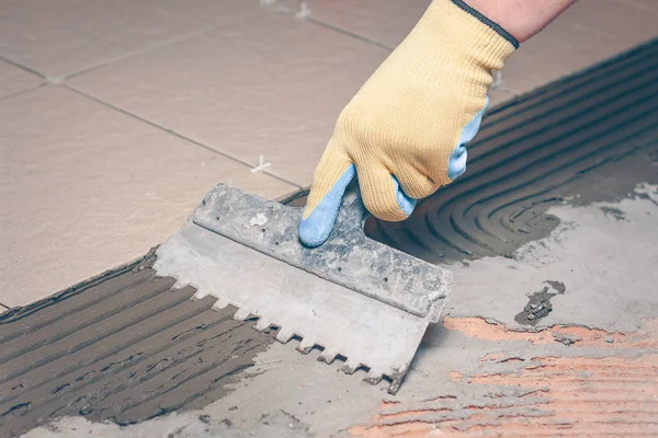 kiremitçi elinde çentikli mala