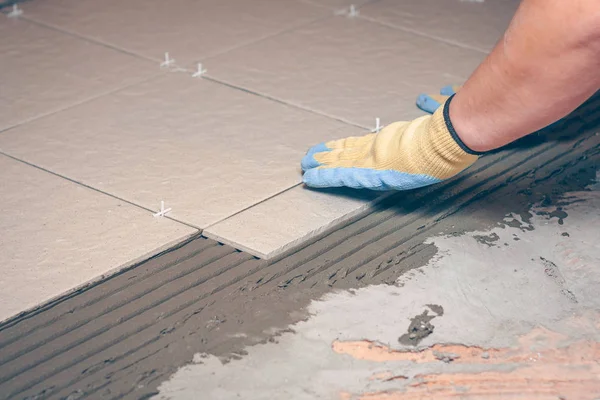 İşçi bir kiremit kaplama ve işleri bakan bir katta yüklemesini gerçekleştirir