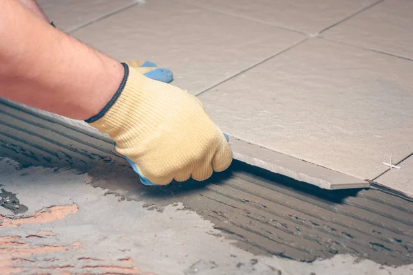 İşçinin ellerini yerdeki döşemeye monte