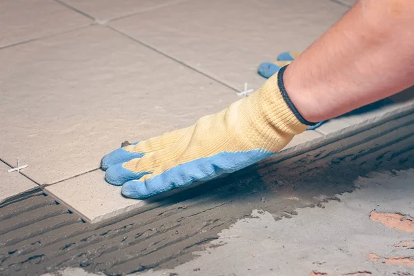 İş bitirme evde, yerde fayans döşeme