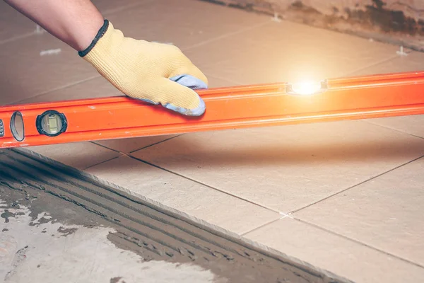 Trabajador Utiliza Nivel Del Edificio Para Controlar Calidad Los Trabajos —  Fotos de Stock