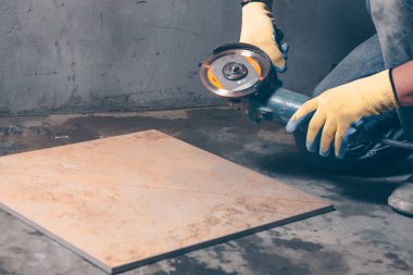 Kiremit bir açı değirmeni, iş bitirme, çok yetenekli iş kare bir taşıyla keser