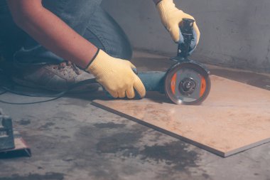 Çalışma kiremitçi elektrikli aletler taşıyla kesikler kat, tehlikeli bir iş, tozlu kirli işler