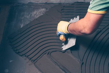 Kiremitçi çalışan tutkal yerde terbiye ve banyoda işleri bakan çentikli bir mala ile geçerlidir