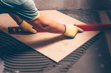 Çalışma kiremitçi işin kalitesi izler, profesyonel yapı düzeyini denetler