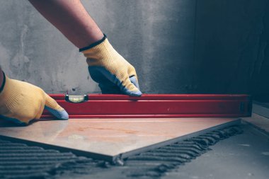 Çalışma kiremitçi işin kalitesi izler, profesyonel yapı düzeyini denetler