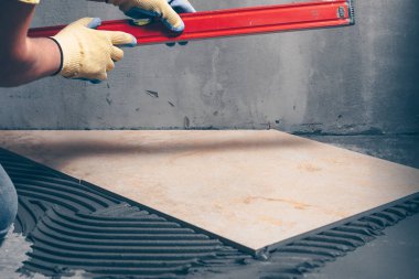 Çalışma kiremitçi işin kalitesi izler, profesyonel yapı düzeyini denetler