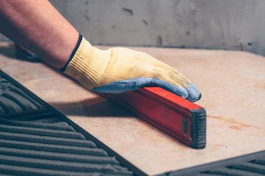 Çalışma kiremitçi işin kalitesi izler, profesyonel yapı düzeyi, çok yetenekli iş denetler