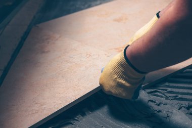 Çalışma kiremit katta yarım fayans yatıyordu