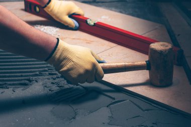 Çini karo çekiç ile üzerinde çalışma kiremitçi darbelere, profesyonel yapı düzeyini denetler