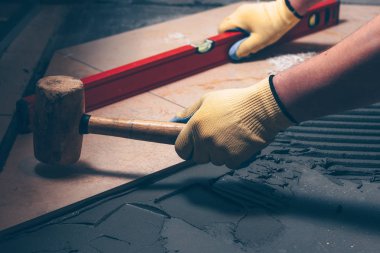 Çalışma kiremitçi işin kalitesi izler, profesyonel yapı düzeyi, çok yetenekli iş denetler