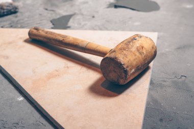 El araçlar yakın çekim, kiremit çekiç katta çok yetenekli iş