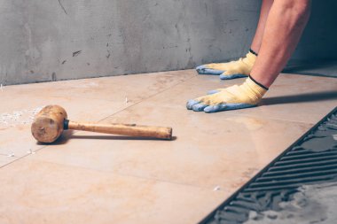 Büyük bir seramik karo banyoda bitmemiş zemin