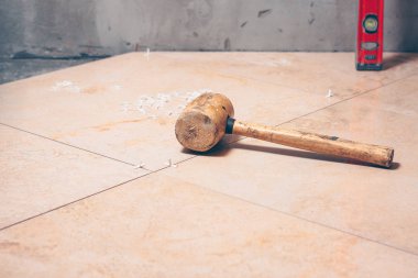 El araçlar yakın çekim, kiremit çekiç katta çok yetenekli iş