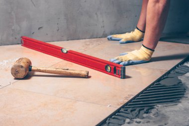 Çalışma kiremitçi işin kalitesi izler, profesyonel yapı düzeyini denetler