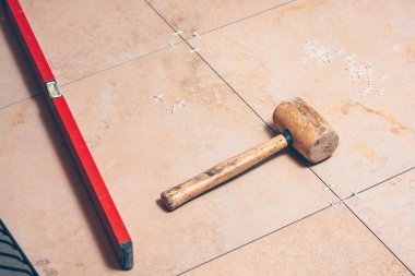 Çalışma kiremitçi işin kalitesi izler, profesyonel yapı düzeyini denetler