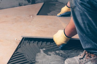 Çalışma fayans katta büyük bir kiremit yatıyordu, son derece yetenekli iş