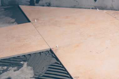 Zemin fayans yakın çekim, porselen fayans yapılmış büyük kare fayans, son derece yetenekli iş