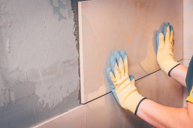 Çalışma kiriş duvardaki kiremit bağlar, elleriyle presler