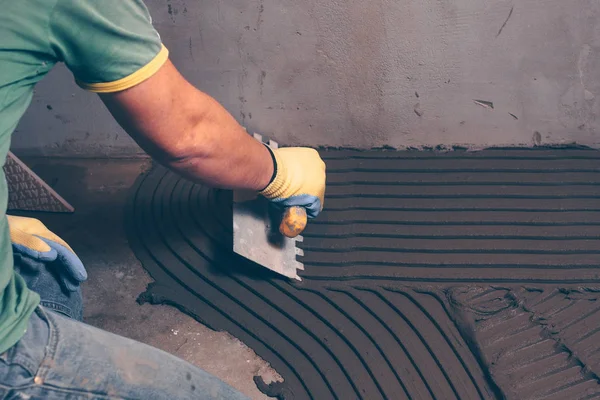 Kiremitçi çalışan tutkal yere çentikli bir mala ile geçerlidir