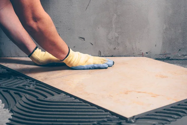 Çalışma kirişleri profesyonel fayans, tozlu kirli iş