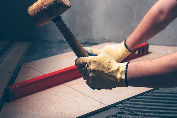 Working Tiler Professionally Tiles Dusty Dirty Work Highly Skilled Work — Stock Photo, Image