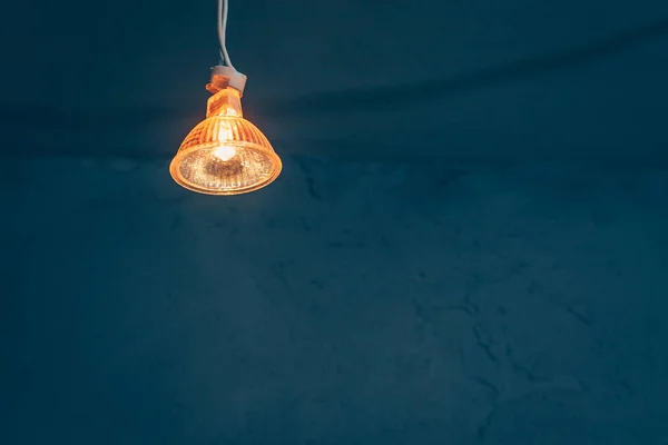 暗い部屋の暖かい光を持つハロゲン球根 薄暗い光 コピースペース — ストック写真