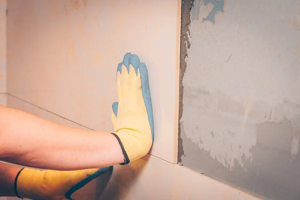 Alicatero Trabajo Monta Azulejo Pared Presiona Con Las Manos — Foto de Stock