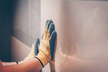 Çalışma çatı ustası fayans duvar, döşeme ve kaplama çok yetenekli profesyonel teknoloji koyar.