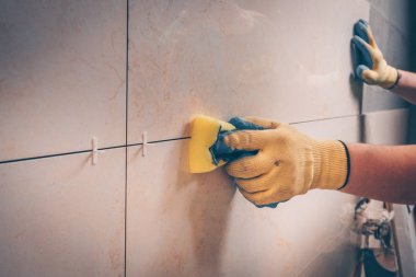 Çalışma kiritleri döşeme sonra fayans, döşeme ve bitirme profesyonel son derece yetenekli teknoloji siliyor