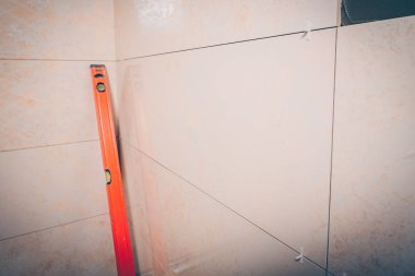 Fayans işlerinin yapıldığı odanın görünümü, duvarın bina seviyesine sahip olması