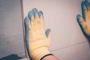 Çalışma kiriş duvardaki kiremit bağlar, elleriyle presler