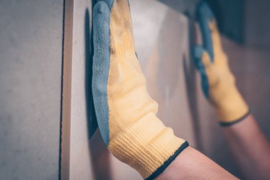 Çalışma çatı ustası fayans duvar, döşeme ve kaplama çok yetenekli profesyonel teknoloji koyar.