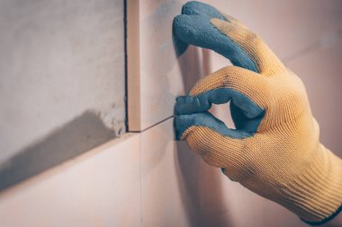 Çalışma kiremitçi karo duvara monte edilir, plastik bir çapraz taramalı dikiş, döşeme teknoloji ekler