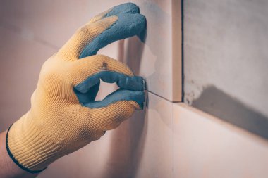 Çalışma kiremitçi karo duvara monte edilir, plastik bir çapraz taramalı dikiş, döşeme teknoloji ekler