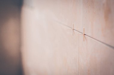 İntertwining dikiş plastik haç, nitelikli döşeme, seçici odak