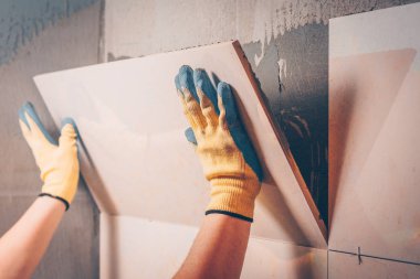 Çalışma kiremitçi pahalı sigorta primi-sınıf taşta, profesyonel teknoloji ve çok yetenekli kiremit çalışma duvara monte edilir