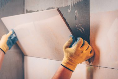 Çalışma kirişleri duvara yapıştırılmış kiremit kaldırır, profesyonel ve son derece yetenekli çini çalışma teknolojisi