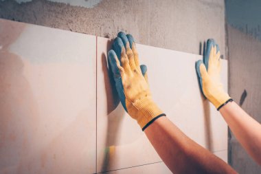 Çalışma kiriş duvardaki kiremit bağlar, elleriyle presler