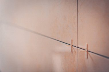 Döşeme ve bitirme teknolojisi, bulanıklaştırarak duvar yakın çekim kiremit